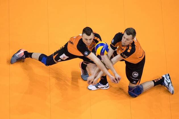 Bilder des Tages - SPORT 01.05.2016, Max Schmeling Halle, Berlin Volleyball, Bundesliga Maenner, Play-offs Finale, Berlin Recycling Volleys vs. VfB Friedrichshafen Annahme Paul Lotman ( 9 Berlin), Robert Kromm ( 3 Berlin)