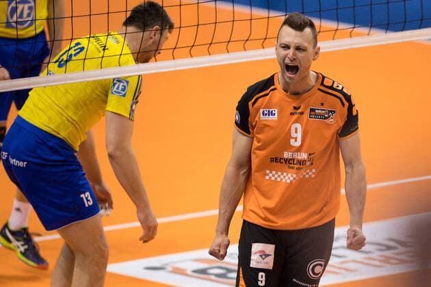01.05.2016, Max Schmeling Halle, Berlin Volleyball, Bundesliga Maenner, Play-offs Finale, Berlin Recycling Volleys vs. VfB Friedrichshafen Jubel Paul Lotman ( 9 Berlin)