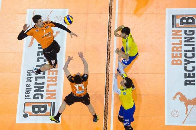 01.05.2016, Max Schmeling Halle, Berlin Volleyball, Bundesliga Maenner, Play-offs Finale, Berlin Recycling Volleys vs. VfB Friedrichshafen Zuspiel Tsimafei Zhukouski ( 11 Berlin), Nicolas Le Goff ( 7 Berlin) - Baptiste Geiler ( 14 Friedrichshafen), Maximilliano Maxi Gauna ( 2 Friedrichshafen)