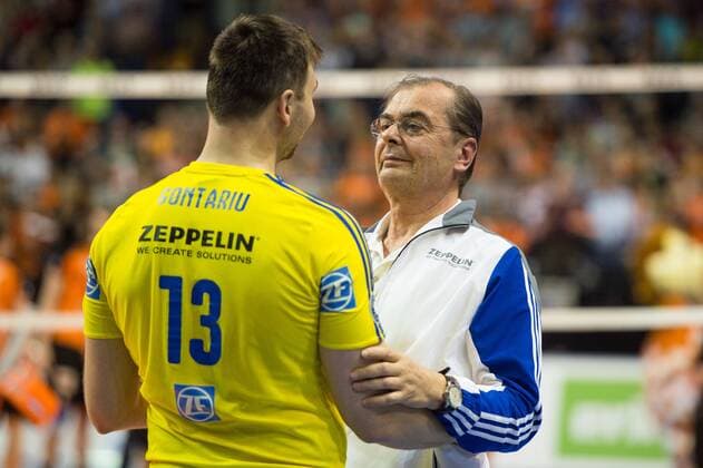 01.05.2016, Max Schmeling Halle, Berlin Volleyball, Bundesliga Maenner, Play-offs Finale, Berlin Recycling Volleys vs. VfB Friedrichshafen Adrian Gontariu ( 13 Friedrichshafen), Stelian Moculescu (Trainer Coach Friedrichshafen) nach Niederlage Spiel