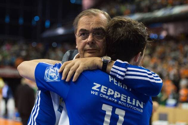 01.05.2016, Max Schmeling Halle, Berlin Volleyball, Bundesliga Maenner, Play-offs Finale, Berlin Recycling Volleys vs. VfB Friedrichshafen Stelian Moculescu (Trainer Coach Friedrichshafen), Luke Perry ( 11 Friedrichshafen) nach Niederlage Spiel