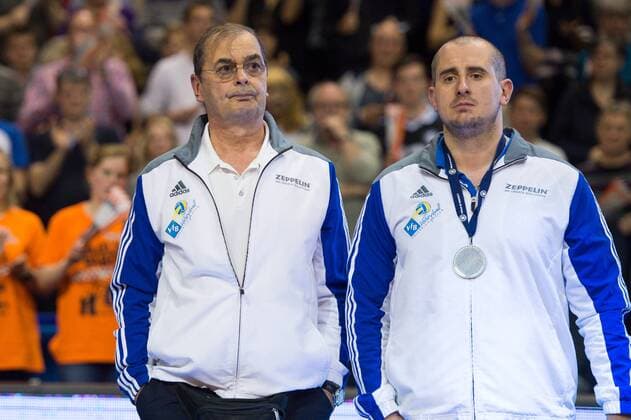 01.05.2016, Max Schmeling Halle, Berlin Volleyball, Bundesliga Maenner, Play-offs Finale, Berlin Recycling Volleys vs. VfB Friedrichshafen Stelian Moculescu (Trainer Coach Friedrichshafen), Bogdan Tanase (Co-Trainer Friedrichshafen) bei Siegerehrung mit Medaille Silbermedaille