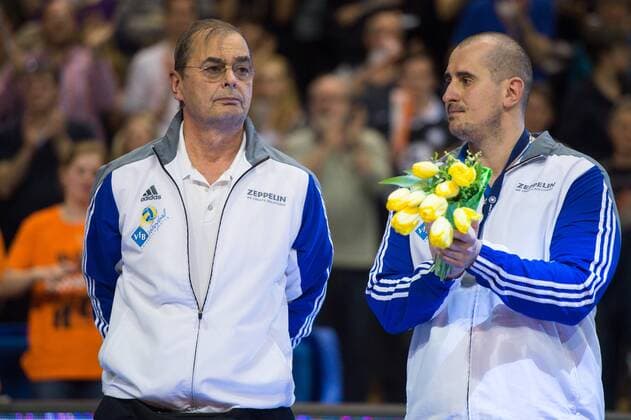 01.05.2016, Max Schmeling Halle, Berlin Volleyball, Bundesliga Maenner, Play-offs Finale, Berlin Recycling Volleys vs. VfB Friedrichshafen Stelian Moculescu (Trainer Coach Friedrichshafen), Bogdan Tanase (Co-Trainer Friedrichshafen) bei Siegerehrung mit Medaille Silbermedaille