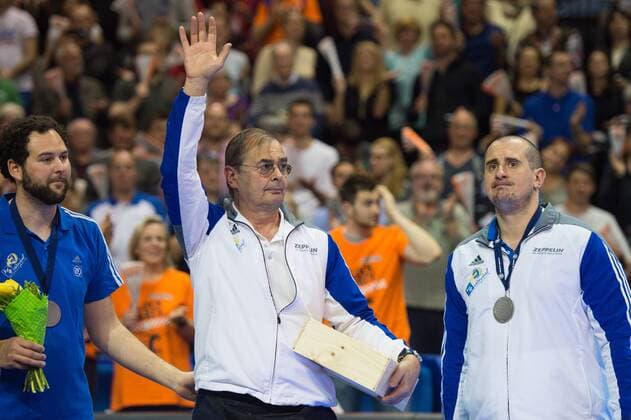 01.05.2016, Max Schmeling Halle, Berlin Volleyball, Bundesliga Maenner, Play-offs Finale, Berlin Recycling Volleys vs. VfB Friedrichshafen Oliver Klenk (Physiotherapeut Friedrichshafen), Stelian Moculescu (Trainer Coach Friedrichshafen), Bogdan Tanase (Co-Trainer Friedrichshafen) bei Siegerehrung mit Medaille Silbermedaille