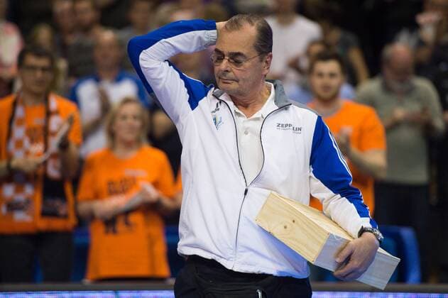 Bilder des Tages - SPORT 01.05.2016, Max Schmeling Halle, Berlin Volleyball, Bundesliga Maenner, Play-offs Finale, Berlin Recycling Volleys vs. VfB Friedrichshafen Stelian Moculescu (Trainer Coach Friedrichshafen) bei Siegerehrung Verabschiedung