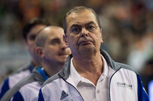 01.05.2016, Max Schmeling Halle, Berlin Volleyball, Bundesliga Maenner, Play-offs Finale, Berlin Recycling Volleys vs. VfB Friedrichshafen Stelian Moculescu (Trainer Coach Friedrichshafen) bei Siegerehrung Verabschiedung
