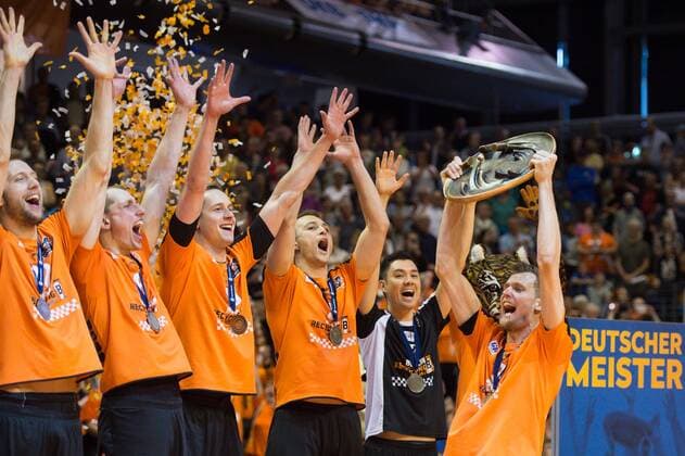 01.05.2016, Max Schmeling Halle, Berlin Volleyball, Bundesliga Maenner, Play-offs Finale, Berlin Recycling Volleys vs. VfB Friedrichshafen Robert Kromm ( 3 Berlin) mit Meisterschale