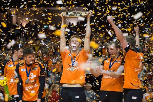 01.05.2016, Max Schmeling Halle, Berlin Volleyball, Bundesliga Maenner, Play-offs Finale, Berlin Recycling Volleys vs. VfB Friedrichshafen Paul Carroll ( 12 Berlin) mit Meisterschale