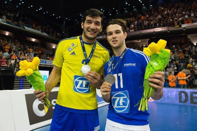01.05.2016, Max Schmeling Halle, Berlin Volleyball, Bundesliga Maenner, Play-offs Finale, Berlin Recycling Volleys vs. VfB Friedrichshafen Maximilliano Maxi Gauna ( 2 Friedrichshafen), Luke Perry ( 11 Friedrichshafen) mit Medaille Silbermedaille