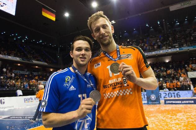 01.05.2016, Max Schmeling Halle, Berlin Volleyball, Bundesliga Maenner, Play-offs Finale, Berlin Recycling Volleys vs. VfB Friedrichshafen Luke Perry ( 11 Friedrichshafen) mit Silbermedaille, Paul Carroll ( 12 Berlin) mit Goldmedaille