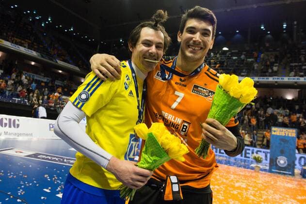 01.05.2016, Max Schmeling Halle, Berlin Volleyball, Bundesliga Maenner, Play-offs Finale, Berlin Recycling Volleys vs. VfB Friedrichshafen Baptiste Geiler ( 14 Friedrichshafen), Nicolas Le Goff ( 7 Berlin) nach Siegerehrung mit Medaille