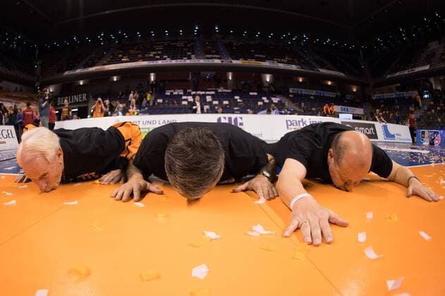 Themen der Woche - Sport Bilder des Tages - SPORT 01.05.2016, Max Schmeling Halle, Berlin Volleyball, Bundesliga Maenner, Play-offs Finale, Berlin Recycling Volleys vs. VfB Friedrichshafen Günter Trotz (Ex Geschaeftsfuehrer Berlin), Kaweh Niroomand (Manager Berlin), Bernd Paul (Vorsitzender Fanklub) kuessen Hallenboden