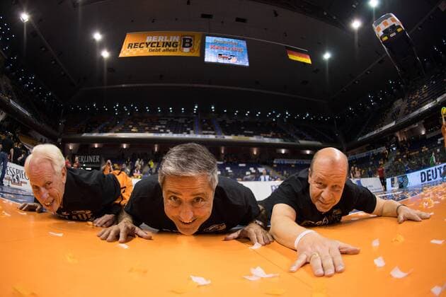 01.05.2016, Max Schmeling Halle, Berlin Volleyball, Bundesliga Maenner, Play-offs Finale, Berlin Recycling Volleys vs. VfB Friedrichshafen Günter Trotz (Ex Geschaeftsfuehrer Berlin), Kaweh Niroomand (Manager Berlin), Bernd Paul (Vorsitzender Fanklub) kuessen Hallenboden