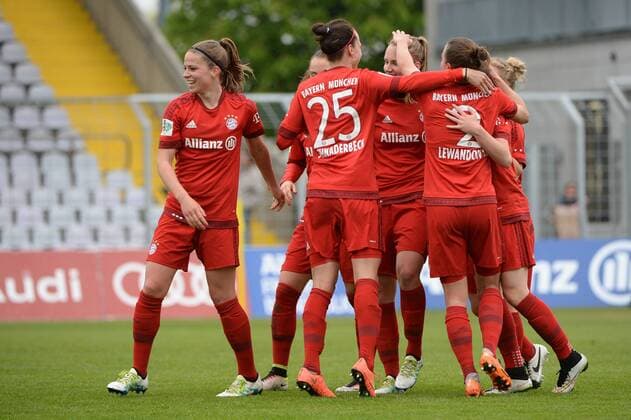 v.li.: Melanie Leupolz (FC Bayern München, FCB, 8) Viktoria Schnaderbeck (FC Bayern München, FCB, 25) Vivianne Miedema (FC Bayern München, FCB, 10) Gina Lewandowski (FC Bayern München, FCB, 2) Leonie Maier (FC Bayern München, FCB, 20) mit Torjubel, Jubel, Torjubel, Torerfolg, celebrate the goal, goal, celebration, Jubel ueber das Tor zum 4:0 durch Vivianne Miedema (FC Bayern München, FCB, 10) , optimistisch, Action, Aktion, Fussball, Allianz Frauen-Bundesliga, FC Bayern München - Bayer 04 Leverkusen, xslx