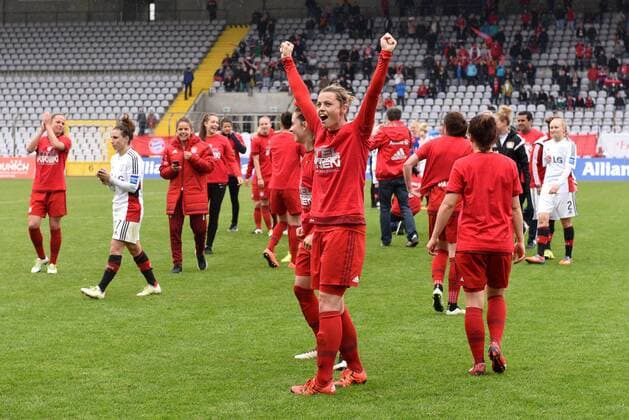 v.li.: Nora Holstad Berge (FC Bayern München, FCB, 15) hebt die Arme, jubelt, die Spielerinnen feiern den gewinn der Deutschen Meisterschaft, Freude, freundlich, fröhlich, strahlend, optimistisch, Fussball, Allianz Frauen-Bundesliga, FC Bayern München - Bayer 04 Leverkusen, xslx
