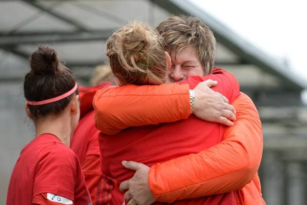 v.li.: Leonie Maier (FC Bayern München, FCB, 20) wird von Managerin Karin Danner (FC Bayern München, FCB) gedrückt, umarmt, Freude, freundlich, fröhlich, strahlend, optimistisch, Fussball, Allianz Frauen-Bundesliga, FC Bayern München - Bayer 04 Leverkusen, xslx