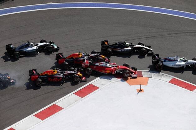 Russian Grand Prix, Sochi 28 April - 1 May 2016 01.05.2016 - Race, Crash, Daniil Kvyat (RUS) Red Bull Racing RB12 and Sebastian Vettel (GER) Scuderia Ferrari SF16-H 