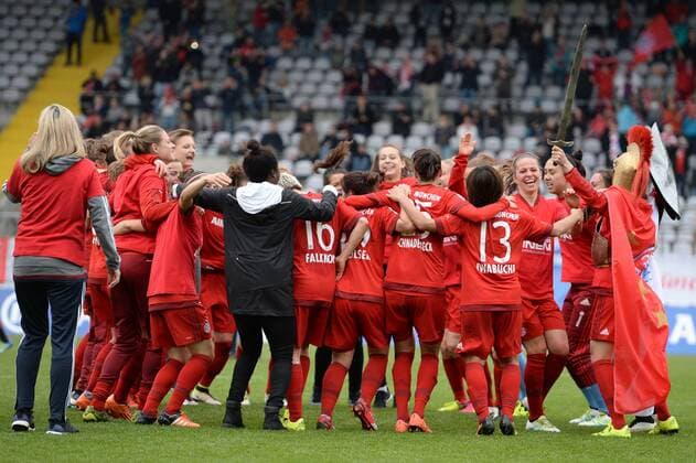 v.li.: Die Spielerinnen des FC Bayern feiern den Gewinn der Deutschen Meisterschaft, jubeln, Freude, freundlich, fröhlich, strahlend, optimistisch , Fussball, Allianz Frauen-Bundesliga, FC Bayern München - Bayer 04 Leverkusen, xslx