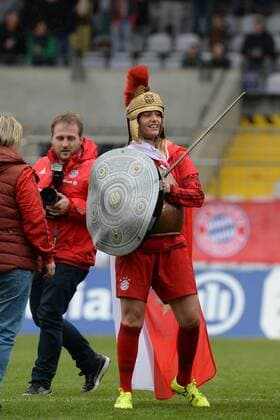v.li.: Raffaella Manieri (FC Bayern München, FCB, 21) erscheint im Römergewand mit Helm, Schwert, Panzer und der Meisterschale als Schild, Fussball, Allianz Frauen-Bundesliga, FC Bayern München - Bayer 04 Leverkusen, xslx