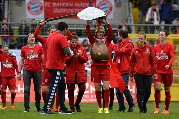 v.li.: Raffaella Manieri (FC Bayern München, FCB, 21) hebt die Meisterschale aus Pappe in die Höhe, Die Spielerinnen des FC Bayern feiern den Gewinn der Deutschen Meisterschaft, jubeln, Freude, freundlich, fröhlich, strahlend, optimistisch , Fussball, Allianz Frauen-Bundesliga, FC Bayern München - Bayer 04 Leverkusen, xslx