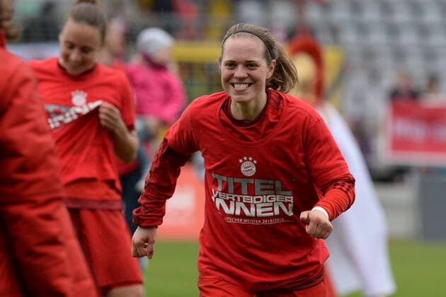 v.li.: Katharina Baunach (FC Bayern München, FCB, 6) jubelnd, feiert den Gewinn der Deutschen Meisterschaft, Freude, freundlich, fröhlich, strahlend, optimistisch , Fussball, Allianz Frauen-Bundesliga, FC Bayern München - Bayer 04 Leverkusen, xslx