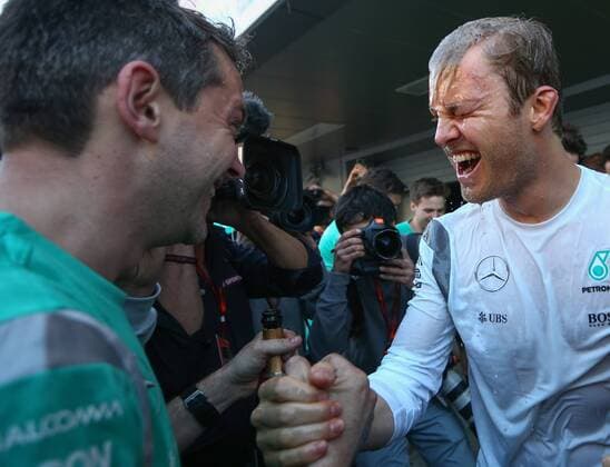 Bilder des Tages - SPORT SOCHI, RUSSIA. MAY 1, 2016. Winner Mercedes driver Nico Rosberg of Germany (R) and Mercedes team members sprayed with champagne as they celebrate after the podium ceremony for the 2016 Formula One Russian Grand Prix at the Sochi Autodrom Circuit. Sergei Bobylev TASS  TS02183E