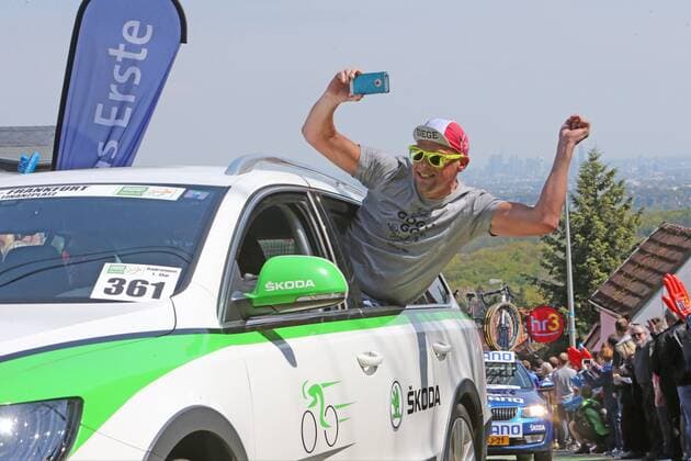Frankfurt Stimmungsmache fuer Dege - John Degenkolb (GER) vom Team Giant-Alpercinam Mammolshainer Berg mit Skyline im Hintergrund , Radrennen 1. Mai 2016, Rund um den Finanzplatz Eschborn-Frankfurt, 1.05.2016 Copyright: Roskaritzx Eibner-Pressefoto EP_rrz