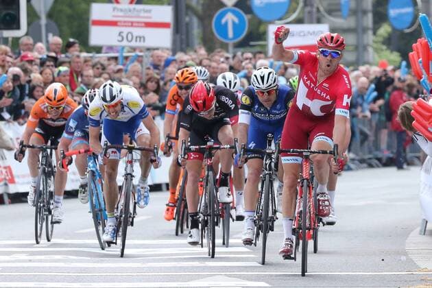Frankfurt Zielsprint: Sieger Alexander Kristoff (NOR - Team Katusha) 1. Platz mit Siegerfaust, 2. Platz Maximiliano Richeze (ARG - Team Etixx-Quick Step), 3. Platz Sam Bennett (IRL - Team Bora-Argon 18), Ziellinie, Zielueberfahrt , Radrennen 1. Mai 2016, Rund um den Finanzplatz Eschborn-Frankfurt, 1.05.2016 Copyright: Roskaritzx Eibner-Pressefoto EP_rrz