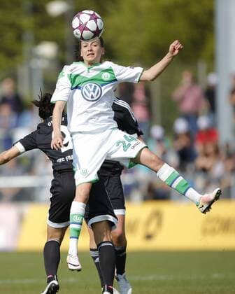 Frankfurt am Main Maria-Joelle Wedemeyer (VfL Wolfsburg) setzt sich beim Kopfball durch. Copyright: Roskaritzx Eibner-Pressefoto EP_rrz