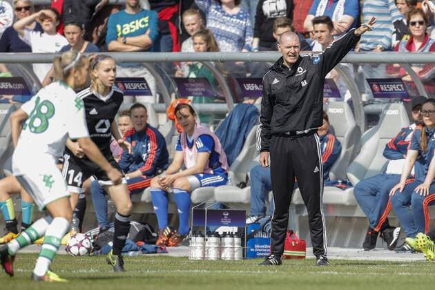 Frankfurt am Main Trainer Matt Ross (1. FFC Frankfurt) gibt Anweisungen an seine Spielerinnen. Copyright: Roskaritzx Eibner-Pressefoto EP_rrz