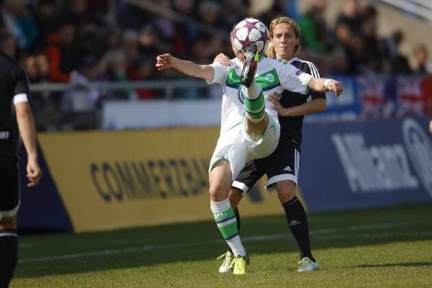 Frankfurt am Main Alexandra Popp (VfL Wolfsburg) und Saskia Bartusiak (FFC, 25) Copyright: Roskaritzx Eibner-Pressefoto EP_rrz