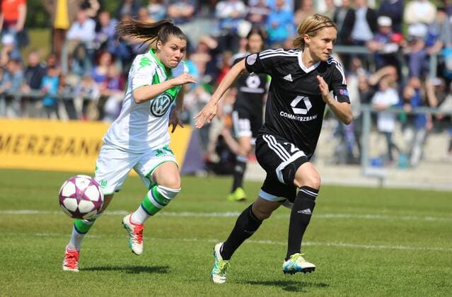 01.05.2016 xcex Deutschland, Frankfurt, Fussball, Frauenfussball Halbfinale Uefa Women s Championsleague Saison 2015 2016 1. FFC Frankfurt gegen VfL Wolfsburg Ramona Bachmann (Wolfsburg) im Laufduell gegen Saskia Bartusiak (Frankfurt)