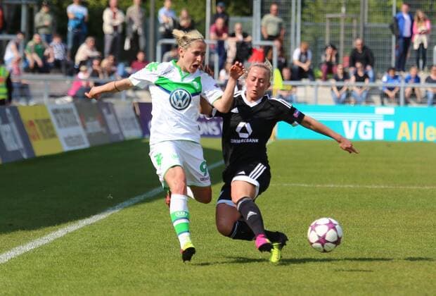 01.05.2016 xcex Deutschland, Frankfurt, Fussball, Frauenfussball Halbfinale Uefa Women s Championsleague Saison 2015 2016 1. FFC Frankfurt gegen VfL Wolfsburg Anna Blässe (Wolfsburg) gegen Mandy Islacker (Frankfurt)