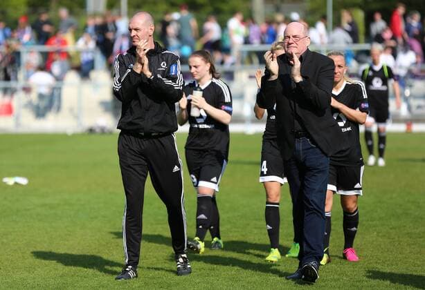 01.05.2016 xcex Deutschland, Frankfurt, Fussball, Frauenfussball Halbfinale Uefa Women s Championsleague Saison 2015 2016 1. FFC Frankfurt gegen VfL Wolfsburg Trainer Matt Ross und Manager Siegfried Dietrich (Frankfurt) bedanken sich bei den Fans
