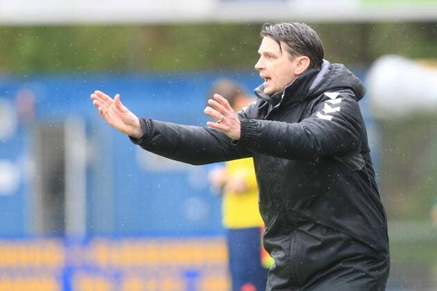 Norderstedt, 30. April 2016 Fußball, Saison 2015 2016, Regionalliga Nord, 31. Spieltag, FC Eintracht Norderstedt - VfB Lübeck: Michael Hopp (Trainer VfB Lübeck) gestikuliert