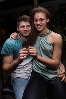 01.05.2016, The Grand, Berlin Volleyball, Meisterfeier, Berlin Recycling Volleys Ruben Schott ( 13 Berlin) mit Freundin Kimberly Drewniok (Spielerin Volleyball 1. Liga VC Olympia Berlin) mit Medaille Goldmedaille
