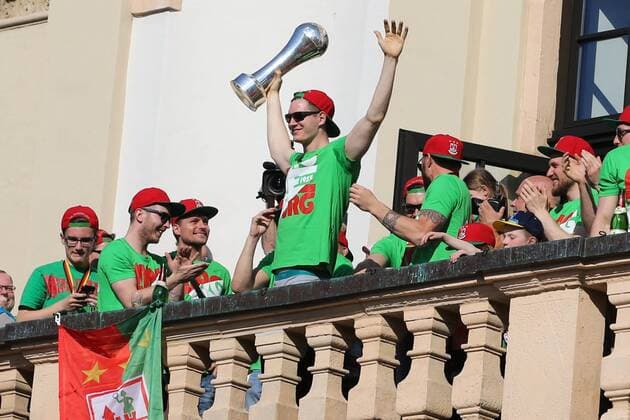 Finn Lemke (SC Magdeburg) mit dem Pokal - Empfang des neuen Handball Pokalsiegers 2016 mit Eintrag in das Goldene Buch der Stadt Magdeburg und Feier auf dem Rathausbalkon in Magdeburg - Deutschland, Handball, Mann, Maenner,02.05.2016
