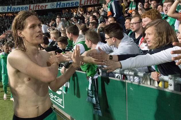 GER, 1.FBL, Werder Bremen vs VFB Stuttgart 02.05.2016, Weser Stadion, Bremen, GER, 1.FBL, Werder Bremen vs VFB Stuttgart, im Bild Spieler bei den Fans nach dem Sieg ueber Stuttgart Jannik Vestergaard (Bremen 7) nordphotox xKokenge
