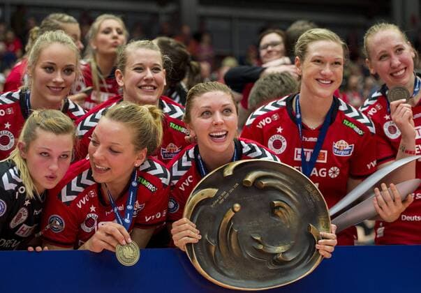 Volleyball, Damen, 1. Bundesliga, Saison 2015 2016, Play-Off Finale, Dresdner SC (DSC) - Allianz MTV Stuttgart, Montag (02.05.2016), Margon Arena, Dresden. Dresdens v.l. Lisa Stock, Louisa Lippmann, Katharina Schwabe, Laura Dijkema, Jennifer Cross, Gina Mancuso, Whitney Little und Michelle Bartsch jubeln mit Meisterschale und DVV Pokal nach dem Sieg der Deutschen Meisterschaft. RM001