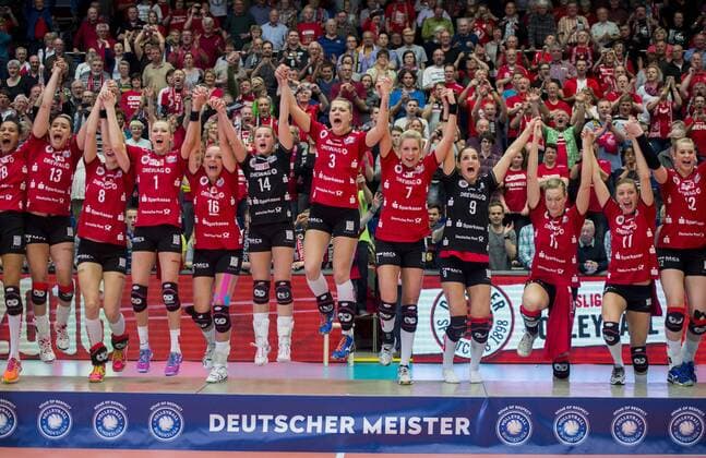 Volleyball, Damen, 1. Bundesliga, Saison 2015 2016, Play-Off Finale, Dresdner SC (DSC) - Allianz MTV Stuttgart, Montag (02.05.2016), Margon Arena, Dresden. Dresdens v.l. Nneka Onyejekwe Louisa Lippmann, Mareike Hindriksen, Katharina Schwabe, Lisa Stock, Kristina Mikhailenko, Laura Dijkema, Myrthe Schoot und Whitney Little, Gina Mancuso und Jennifer Cross jubeln mit Meisterschale nach dem Sieg der Deutschen Meisterschaft. RM001