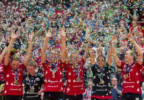 Volleyball, Damen, 1. Bundesliga, Saison 2015 2016, Play-Off Finale, Dresdner SC (DSC) - Allianz MTV Stuttgart, Montag (02.05.2016), Margon Arena, Dresden. Dresdens v.l. Katharina Schwabe, Lisa Stock, Kristina Mikhailenko, Laura Dijkema, Myrthe Schoot und Whitney Little jubeln mit Meisterschale nach dem Sieg der Deutschen Meisterschaft. RM001