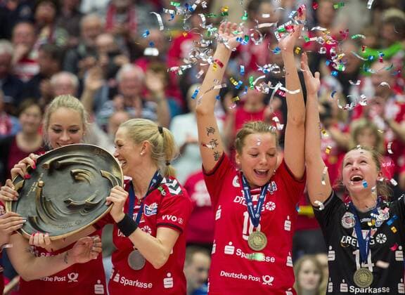 Volleyball, Damen, 1. Bundesliga, Saison 2015 2016, Play-Off Finale, Dresdner SC (DSC) - Allianz MTV Stuttgart, Montag (02.05.2016), Margon Arena, Dresden. Dresdens v.l. Louisa Lippmann, Mareike Hindriksen, Katharina Schwabe und Lisa Stock jubeln mit Meisterschale nach dem Sieg der Deutschen Meisterschaft. RM001