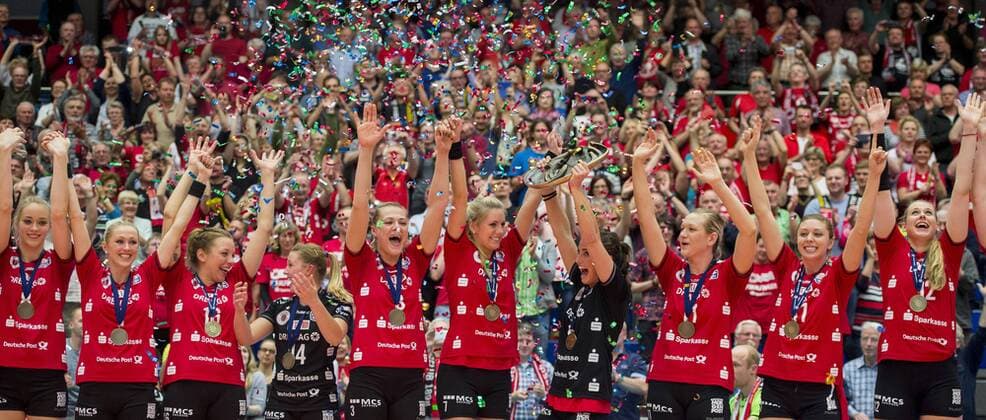 Volleyball, Damen, 1. Bundesliga, Saison 2015 2016, Play-Off Finale, Dresdner SC (DSC) - Allianz MTV Stuttgart, Montag (02.05.2016), Margon Arena, Dresden. Dresdens v.l. Louisa Lippmann, Mareike Hindriksen, Katharina Schwabe, Lisa Stock, Kristina Mikhailenko, Laura Dijkema, Myrthe Schoot und Whitney Little, Gina Mancuso und Jennifer Cross jubeln mit Meisterschale nach dem Sieg der Deutschen Meisterschaft. RM001
