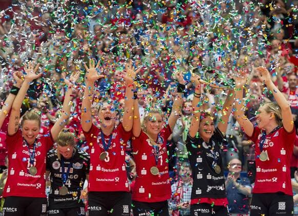 Volleyball, Damen, 1. Bundesliga, Saison 2015 2016, Play-Off Finale, Dresdner SC (DSC) - Allianz MTV Stuttgart, Montag (02.05.2016), Margon Arena, Dresden. Dresdens v.l. Katharina Schwabe, Lisa Stock, Kristina Mikhailenko, Laura Dijkema, Myrthe Schoot und Whitney Little jubeln mit Meisterschale nach dem Sieg der Deutschen Meisterschaft. RM001