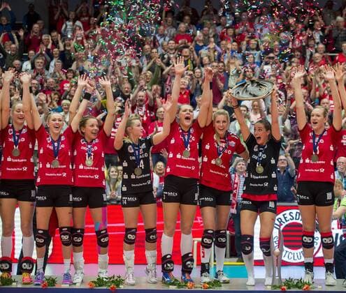 Volleyball, Damen, 1. Bundesliga, Saison 2015 2016, Play-Off Finale, Dresdner SC (DSC) - Allianz MTV Stuttgart, Montag (02.05.2016), Margon Arena, Dresden. Dresdens v.l. Louisa Lippmann, Mareike Hindriksen, Katharina Schwabe, Lisa Stock, Kristina Mikhailenko, Laura Dijkema, Myrthe Schoot und Whitney Little jubeln mit Meisterschale nach dem Sieg der Deutschen Meisterschaft. RM001