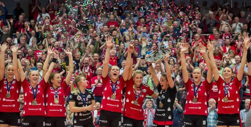 Volleyball, Damen, 1. Bundesliga, Saison 2015 2016, Play-Off Finale, Dresdner SC (DSC) - Allianz MTV Stuttgart, Montag (02.05.2016), Margon Arena, Dresden. Dresdens v.l. Louisa Lippmann, Mareike Hindriksen, Katharina Schwabe, Lisa Stock, Kristina Mikhailenko, Laura Dijkema, Myrthe Schoot und Whitney Little, Gina Mancuso jubeln mit Meisterschale nach dem Sieg der Deutschen Meisterschaft. RM001