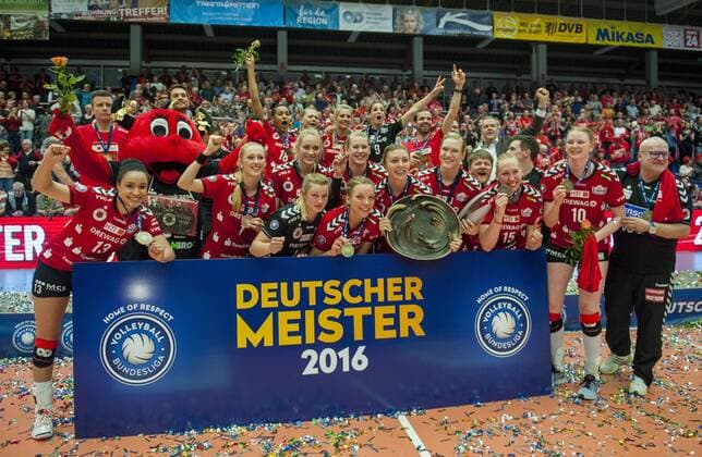 Themen der Woche - SPORT Bilder des Tages - SPORT Volleyball, Damen, 1. Bundesliga, Saison 2015 2016, Play-Off Finale, Dresdner SC (DSC) - Allianz MTV Stuttgart, Montag (02.05.2016), Margon Arena, Dresden. Dresdens Spielerinnen jubeln mit Meisterschale und DVV Pokal nach dem Sieg der Deutschen Meisterschaft. RM001