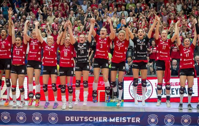 Volleyball, Damen, 1. Bundesliga, Saison 2015 2016, Play-Off Finale, Dresdner SC (DSC) - Allianz MTV Stuttgart, Montag (02.05.2016), Margon Arena, Dresden. Dresdens v.l. Nneka Onyejekwe Louisa Lippmann, Mareike Hindriksen, Katharina Schwabe, Lisa Stock, Kristina Mikhailenko, Laura Dijkema, Myrthe Schoot und Whitney Little, Gina Mancuso und Jennifer Cross jubeln mit Meisterschale nach dem Sieg der Deutschen Meisterschaft. RM001