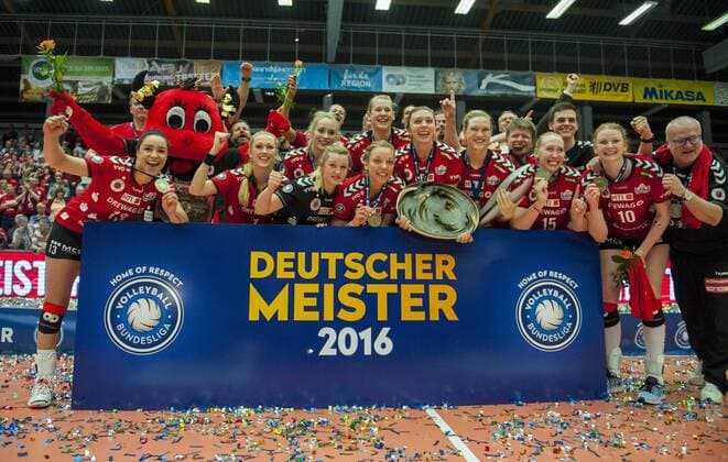 Volleyball, Damen, 1. Bundesliga, Saison 2015 2016, Play-Off Finale, Dresdner SC (DSC) - Allianz MTV Stuttgart, Montag (02.05.2016), Margon Arena, Dresden. Dresdens Spielerinnen jubeln mit Meisterschale und DVV Pokal nach dem Sieg der Deutschen Meisterschaft. RM001