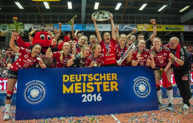Volleyball, Damen, 1. Bundesliga, Saison 2015 2016, Play-Off Finale, Dresdner SC (DSC) - Allianz MTV Stuttgart, Montag (02.05.2016), Margon Arena, Dresden. Dresdens Spielerinnen jubeln mit Meisterschale und DVV Pokal nach dem Sieg der Deutschen Meisterschaft. RM001